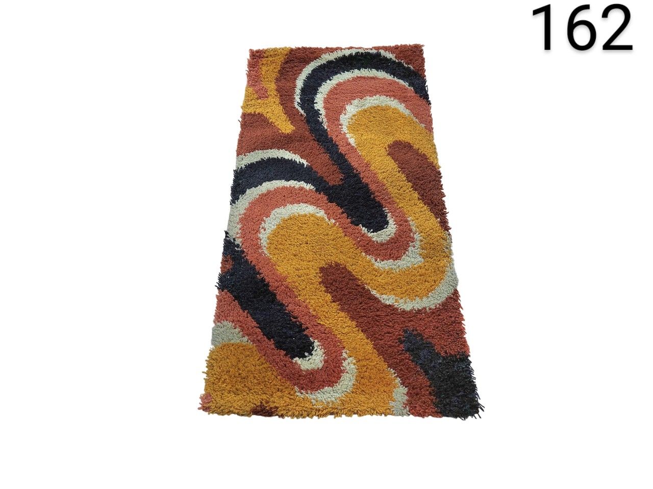 Alfombra de la colección Momeni Novogratz Retro con un diseño de ondas multicolores en tonos naranja, amarillo, negro y crema alquiler para eventos, publicidad, peliculas y series