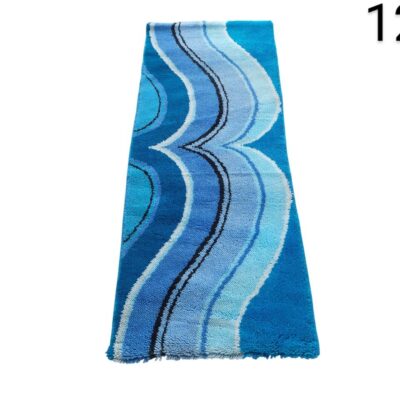 Alfombra de pasillo o baño con diseño de olas en tonos azules y negros alquiler para eventos, publicidad, peliculas y series