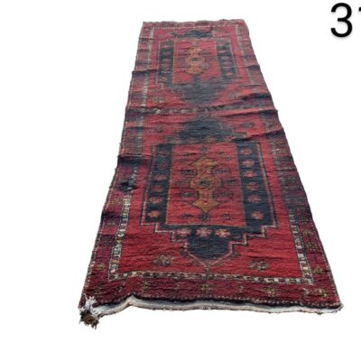 Alfombra de pasillo de lana anudada a mano con un diseño geométrico tribal afgano tradicional en tonos rojos y negros alquiler para eventos, publicidad, peliculas y series