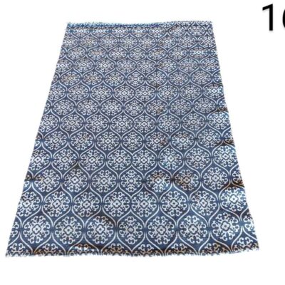 Alfombra inspiración india con un estampado geométrico en tonos azules y blancos alquiler para eventos, publicidad, peliculas y series
