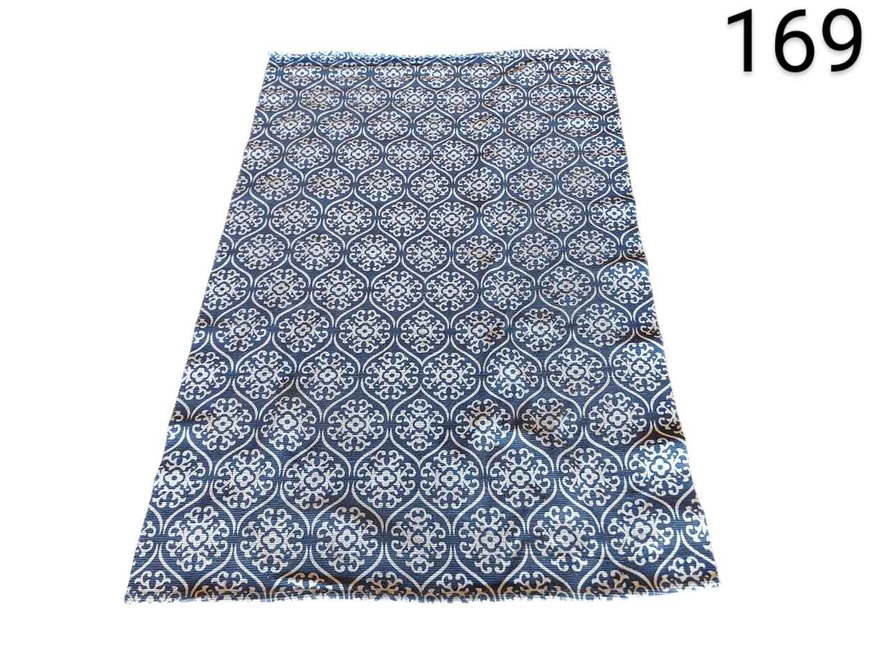 Alfombra inspiración india con un estampado geométrico en tonos azules y blancos alquiler para eventos, publicidad, peliculas y series