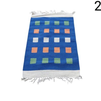 Alfombra rectangular con flecos presenta un patrón geométrico de cuadros en tonos azules, naranjas y verdes alquiler para eventos, publicidad, peliculas y series