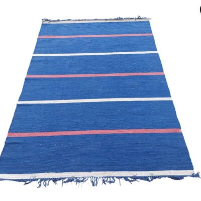 Alfombra de algodón hecha a mano con rayas azules, blancas y rojas y flecos en los extremos alquiler para eventos, publicidad, peliculas y series