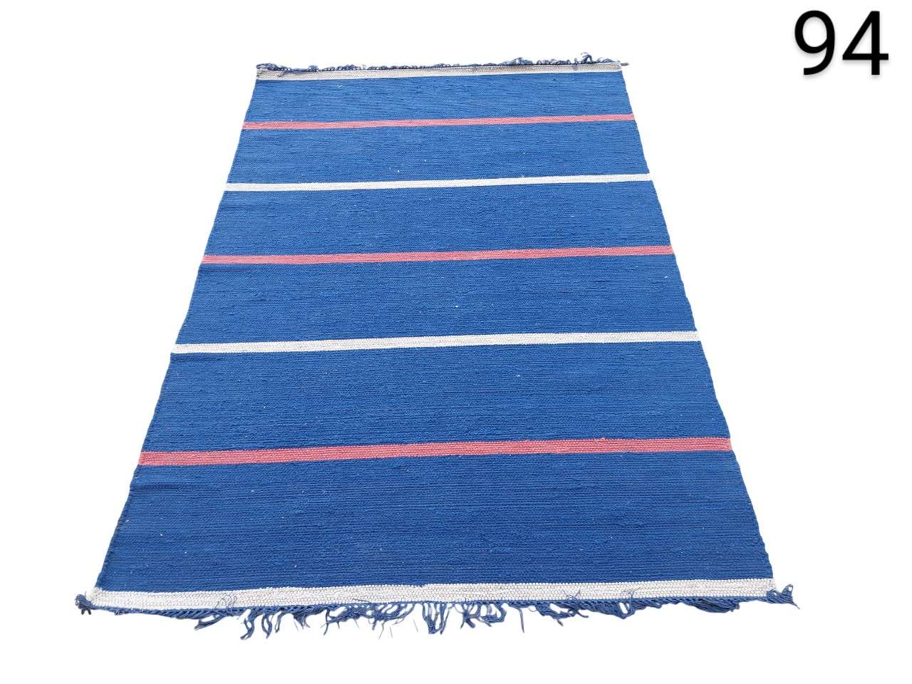 Alfombra de algodón hecha a mano con rayas azules, blancas y rojas y flecos en los extremos alquiler para eventos, publicidad, peliculas y series