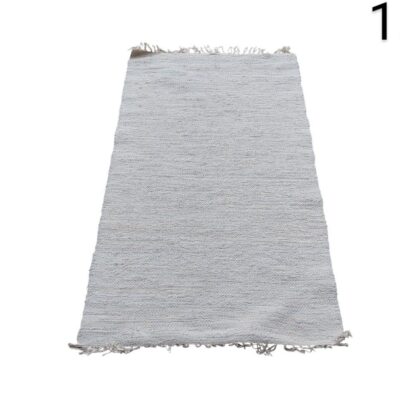 Alfombra rectangular gris de algodón tejido a mano, probablemente del modelo "Happy Cotton" de la marca Theko alquiler para eventos, publicidad, peliculas y series