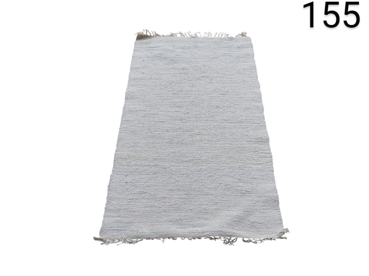 Alfombra rectangular gris de algodón tejido a mano, probablemente del modelo "Happy Cotton" de la marca Theko alquiler para eventos, publicidad, peliculas y series