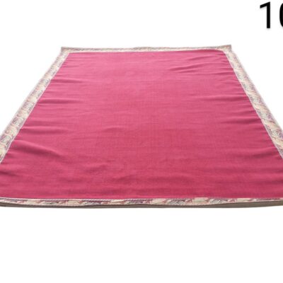 Alfombra de área tradicional con un borde estampado y un centro rojo vibrante alquiler para eventos, publicidad, pelicula y series