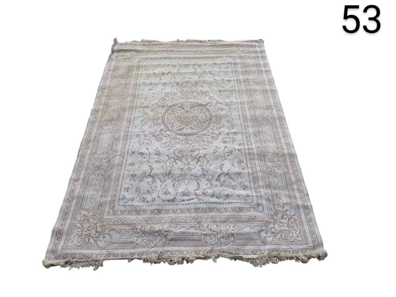 Alfombra de diseño vintage o victoriano en tonos neutros como gris claro, crema y beige, con patrones florales o geométricos intrincados alquiler para eventos, publicidad, peliculas y series
