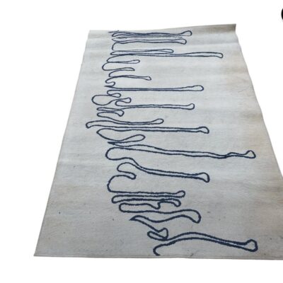 Alfombra beige y negra con diseño abstracto de la marca IKEA, posiblemente modelo HULDA VILSE alquiler para eventos, publicidad,pelicula y series