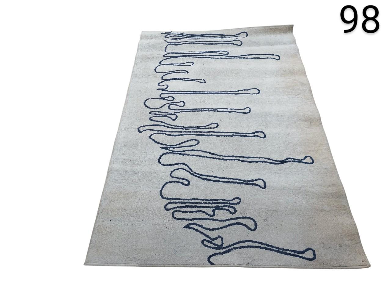 Alfombra beige y negra con diseño abstracto de la marca IKEA, posiblemente modelo HULDA VILSE alquiler para eventos, publicidad,pelicula y series