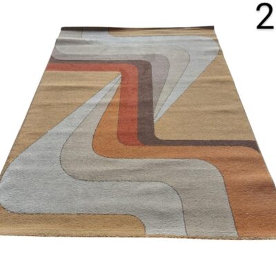 Alfombra de estilo moderno con un diseño geométrico de líneas curvas y tonos cálidos alquiler para eventos, publicidad, peliculas y series
