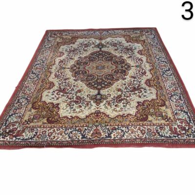 Alfombra de estilo oriental con diseño de medallón central y detalles florales en tonos rojos y crema alquiler para eventos, publicidad, peliculas y series