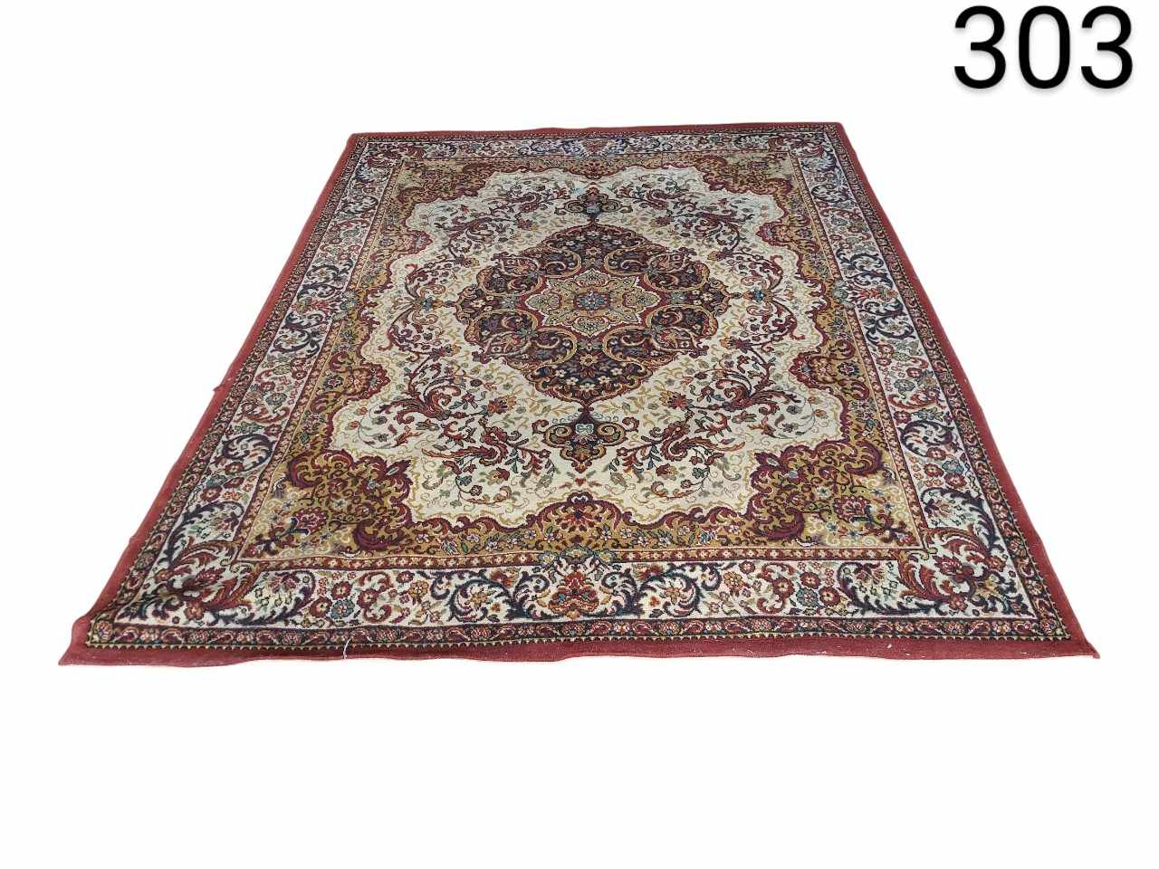 Alfombra de estilo oriental con diseño de medallón central y detalles florales en tonos rojos y crema alquiler para eventos, publicidad, peliculas y series