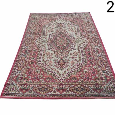 Alfombra de estilo persa o oriental con un medallón central floral detallado en tonos rosa y beige alquiler para eventos, publicidad, peliculas y series