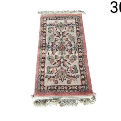 Alfombra pequeña de estilo persa con un diseño floral y flecos alquiler para eventos, publicidad, peliculas y series