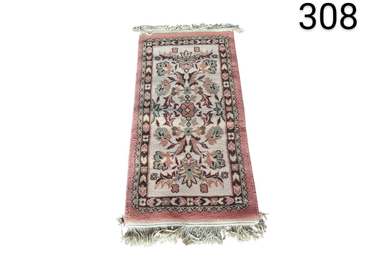 Alfombra pequeña de estilo persa con un diseño floral y flecos alquiler para eventos, publicidad, peliculas y series