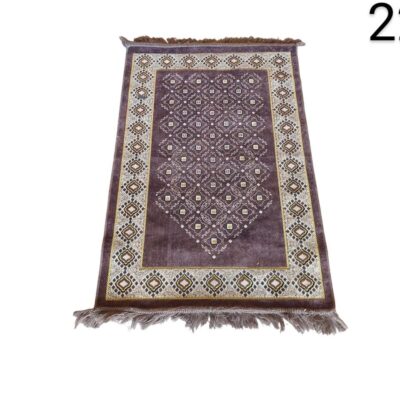 Alfombra de lana afgana con un diseño geométrico tradicional en tonos burdeos, marrón y crema alquiler para eventos, publicidad, pelicula y series