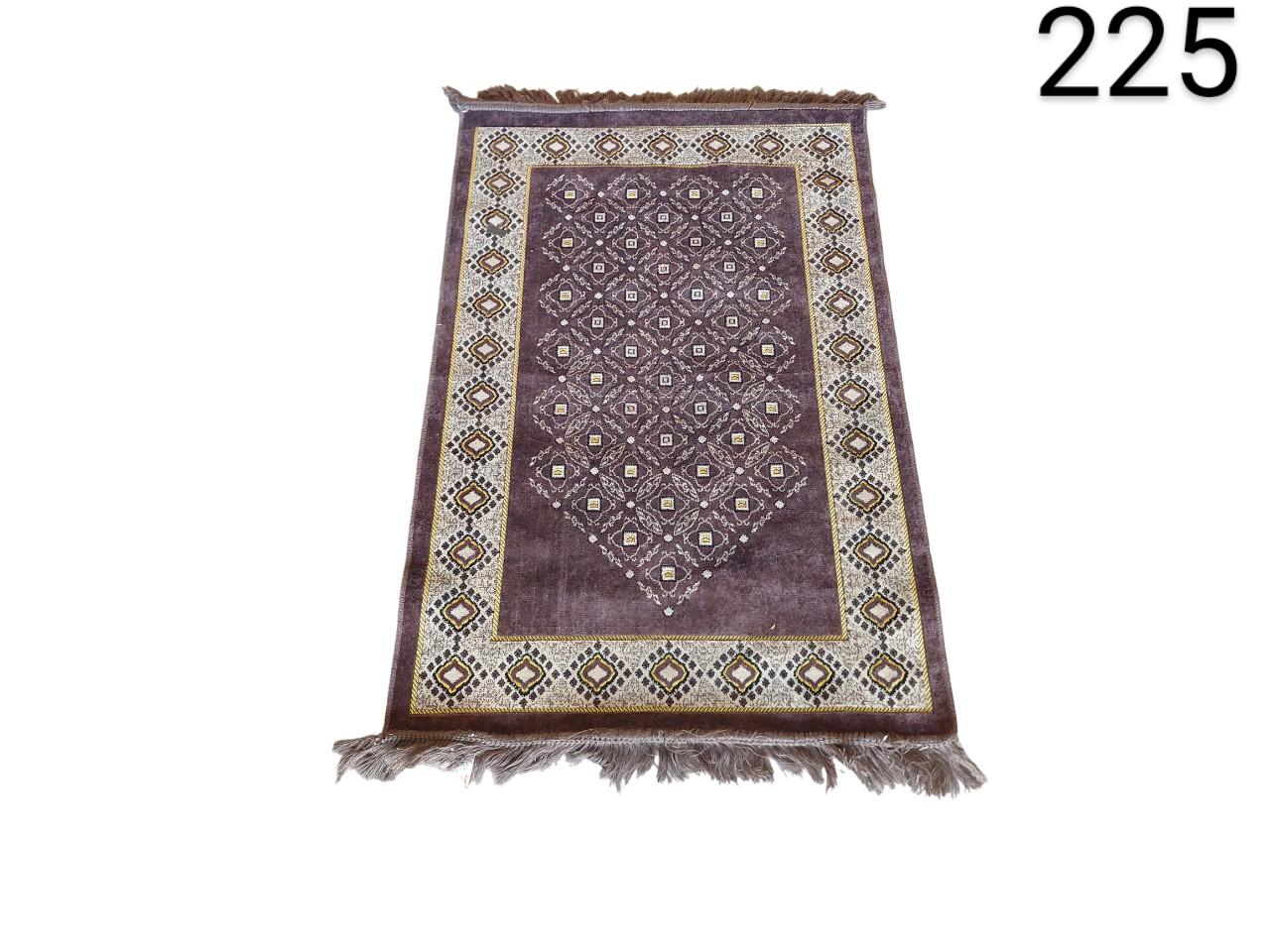 Alfombra de lana afgana con un diseño geométrico tradicional en tonos burdeos, marrón y crema alquiler para eventos, publicidad, pelicula y series
