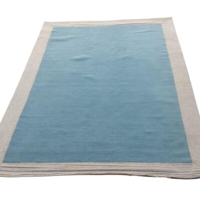 Alfombra de lana color azul verdoso con cenefa natural estilo Laura Ashley alquiler para eventos, publicidad, peliculas y series