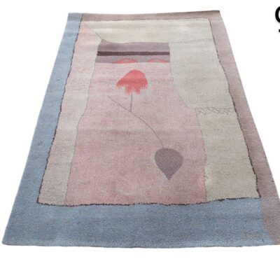 Alfombra es un diseño de lana de la colección "Ege Art Line" de 1994, inspirado en la obra "Arab Song" de Paul Klee alquiler para eventos, publicidad, peliculas y series