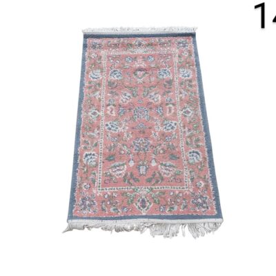 Alfombra de lana rosa de estilo persa, posiblemente indo-persa o con un patrón tipo Sarouk, presenta intrincados detalles florales alquiler para eventos, publicidad, peliculas y series