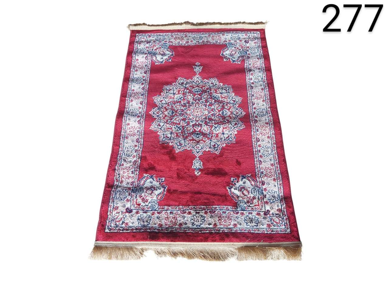 Bordeaux chenille prayer rug with floral design for rent for events, advertising, films and series.