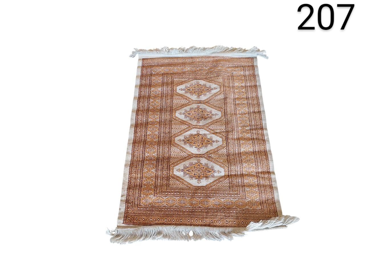 Artificial silk prayer rug with geometric design and white fringes for rent for events, advertising, films and series.