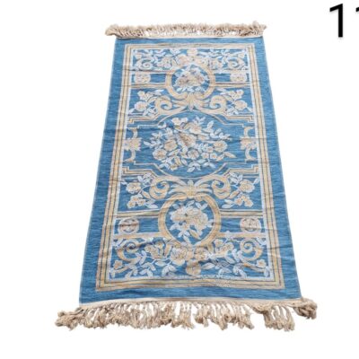 Alfombra de oración musulmana azul con diseños florales beige y flecos.  alquiler para eventos, publicidad, pelicula y series