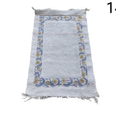 Alfombra de oración musulmana con un patrón floral jacquard en tonos azules y dorados sobre un fondo crema alquiler para eventos, publicidad, peliculas y series