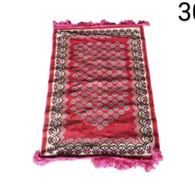 Alfombra de oración turca de color rojo con patrones geométricos y flecos en los extremos alquiler para eventos, publicidad, peliculas y series