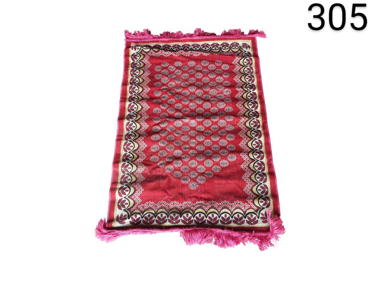 Alfombra de oración turca de color rojo con patrones geométricos y flecos en los extremos alquiler para eventos, publicidad, peliculas y series