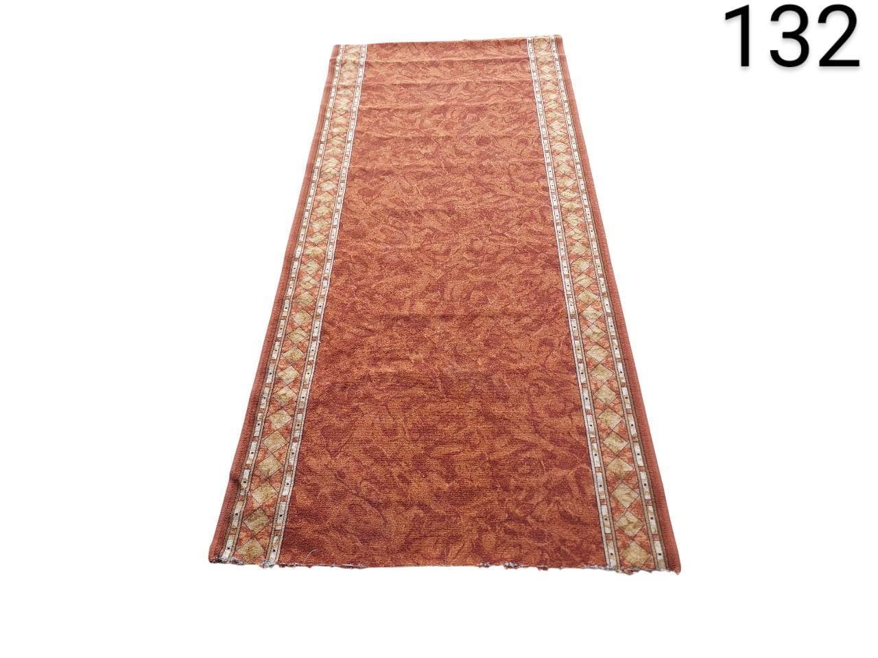Alfombra de pasillo TAPISO de pelo corto en color naranja y beige con diseño geométrico y base antideslizante. alquiler para eventos, publicidad ,peliculas y series