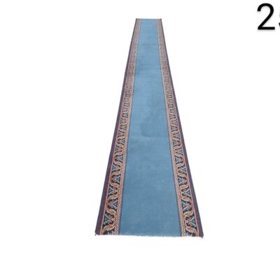 Alfombra de pasillo azul de pelo corto con bordes decorativos estampados  alquiler para eventos, publicidad, peliculas y series