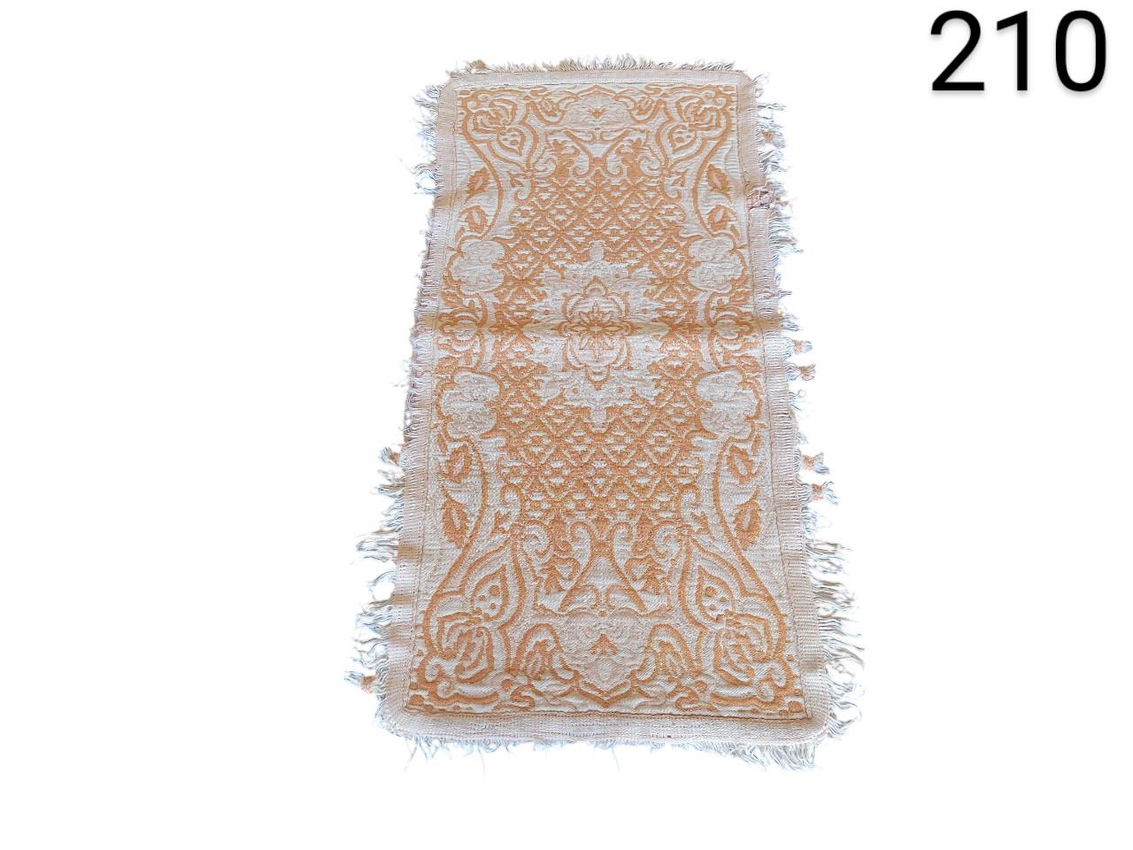 Alfombra de pasillo beige y naranja con diseño floral y flecos alquiler para eventos, publicidad, peliculas y series