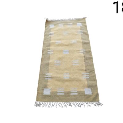 Alfombra de pasillo estilo Kilim de lana, hecha a mano en la India con un patrón geométrico en beige y tonos terrosos alquiler para eventos, publicidad, peliculas y series