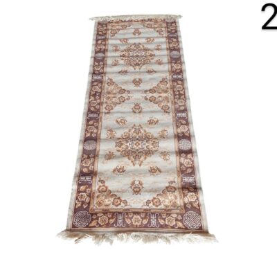 Alfombra de pasillo estilo persa con un diseño tradicional de medallón central y colores beige, crema y marrón alquiler para eventos, publicidad, peliculas y series