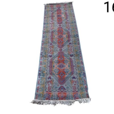 Alfombra de pasillo turca vintage, anudada a mano, con un diseño floral y geométrico en tonos rojos, azules y beige alquiler para eventos, publicidad, peliculas y series