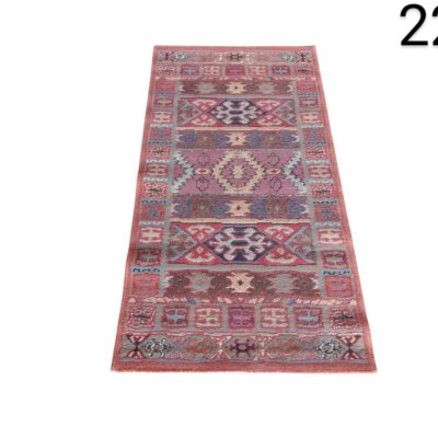 Alfombra de pasillo turca vintage, anudada a mano en lana y algodón con un patrón geométrico en tonos rosa y morado alquiler para eventos, publicidad, peliculas y series