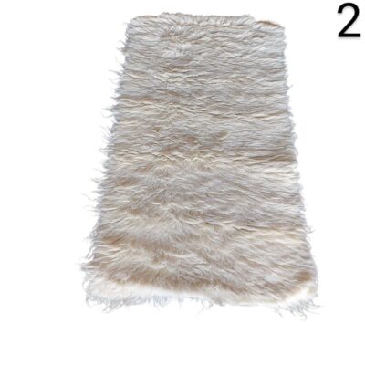Alfombra de piel de oveja tibetana de color beige o crema con pelo largo y rizado alquiler para eventos, publicidad, peliculas y series
