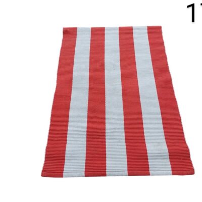 Alfombra de rayas rojas y blancas con un diseño vertical alquiler para eventos, publicidad, peliculas y series