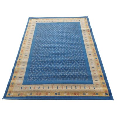 Alfombra de salón de diseño geométrico en tonos azules y beige alquiler para eventos, publicidad, peliculas y series