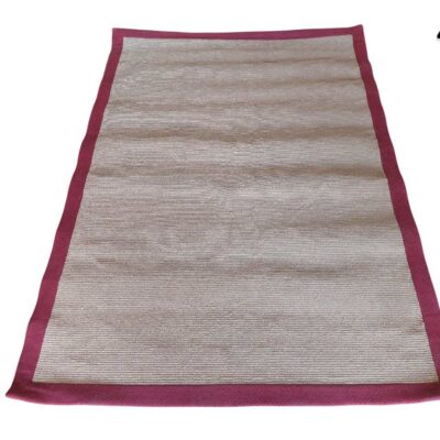 Alfombra de sisal beige con un borde rojo de color intenso alquiler para eventos, publicidad, peliculas y series