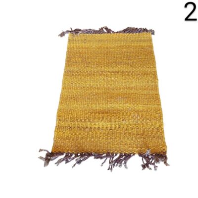 Alfombra de tejido plano estilo kilim en color amarillo mostaza con flecos marrones alquiler para eventos, publicidad, peliculas y series