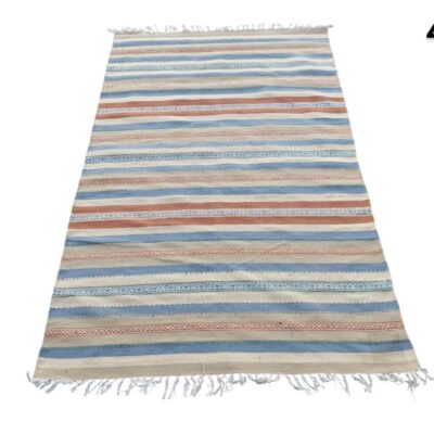 Alfombra de tejido plano estilo kilim multicolor con rayas horizontales en tonos azules, beige y terracota alquiler para eventos, publicidad, peliculas y series