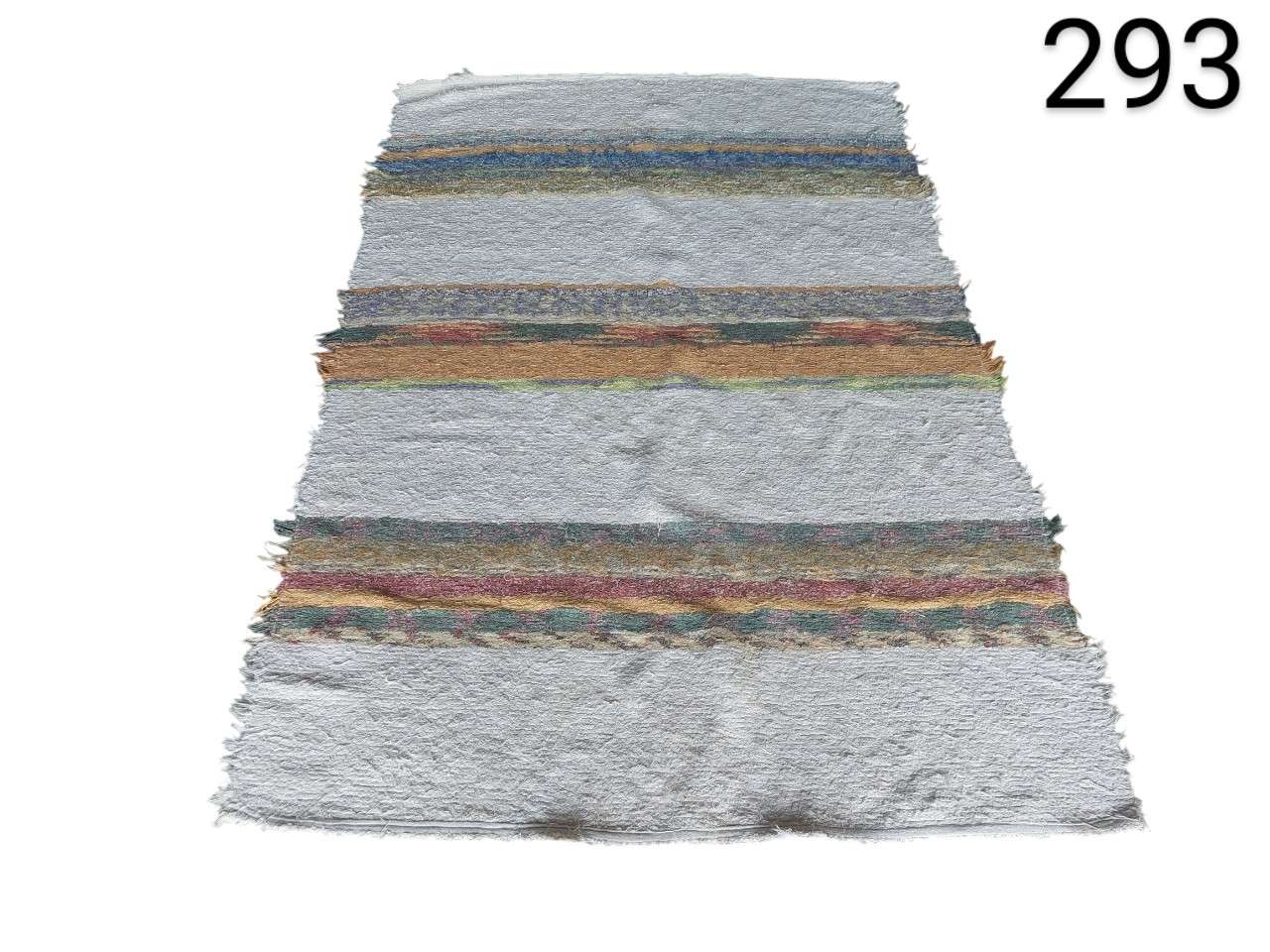 Alfombra de tela multicolor con diseño de rayas y texturas variadas alquiler para eventos, publicidad, peliculas y series