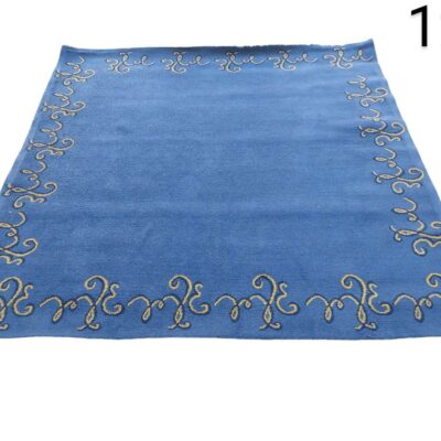 Alfombra decorativa azul con un borde floral bordado en color dorado alquiler para eventos, publicidad, peliculas y series