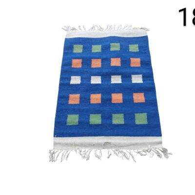 Alfombra dhurrie de algodón azul hecha a mano con un patrón geométrico de cuadros en verde y naranja alquiler para eventos, publicidad, peliculas y series