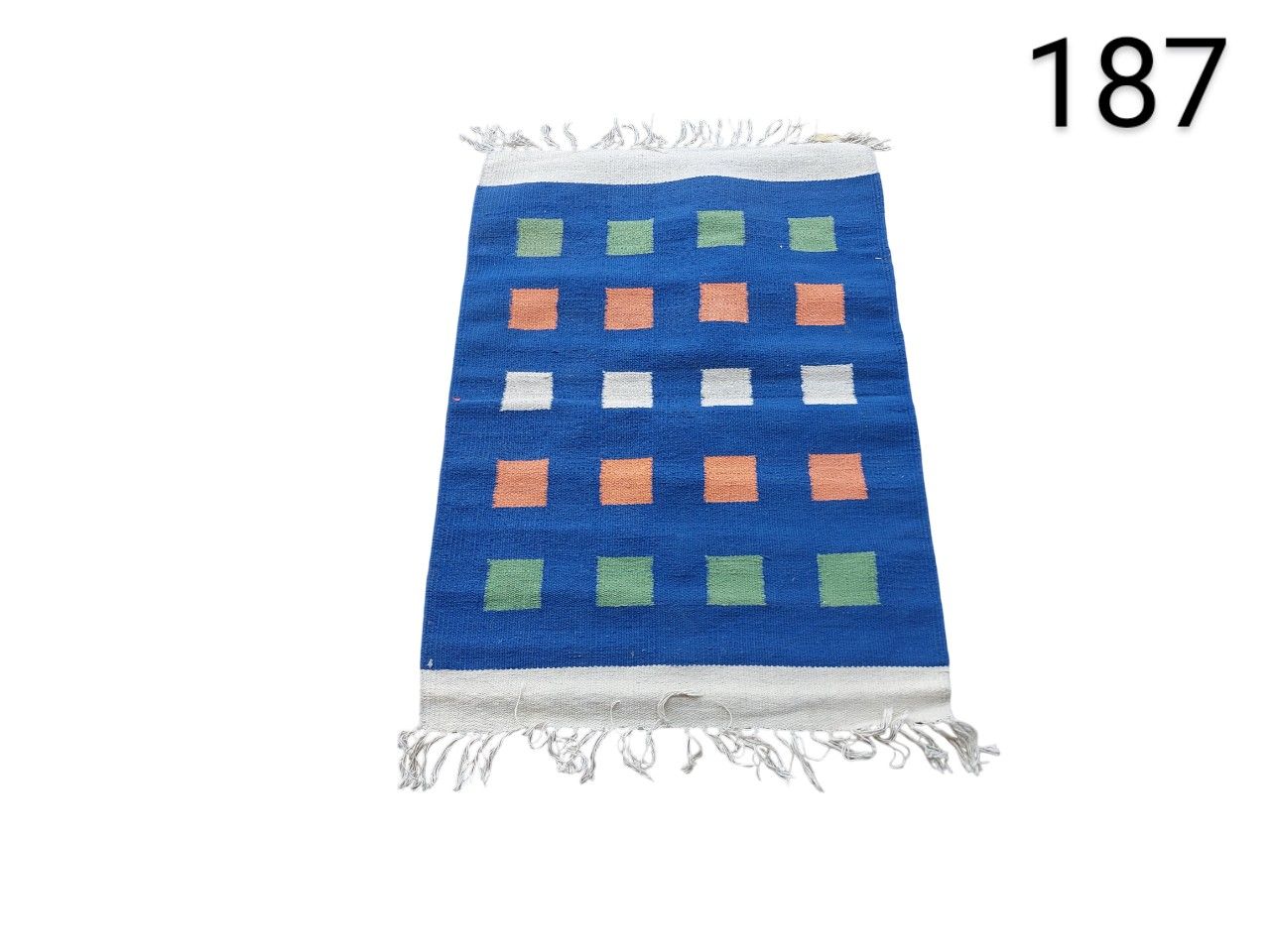 Alfombra dhurrie de algodón azul hecha a mano con un patrón geométrico de cuadros en verde y naranja alquiler para eventos, publicidad, peliculas y series