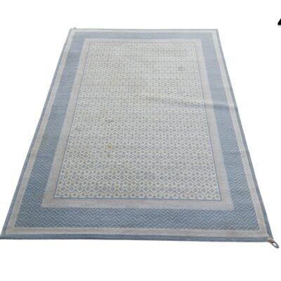 Alfombra dhurrie de algodón tejida a mano con estampado geométrico azul y blanco alquiler para eventos, publicidad, peliculas y series