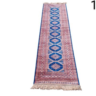 Alfombra tipo corredor estilo Yalameh persa hecha a mano con patrones geométricos azules y rojos alquiler para eventos, publicidad, peliculas y series